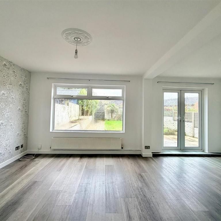3 bedroom end of terrace house to rent - Photo 1