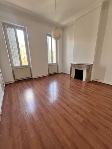 Appartement 3 pièces 78m2 MARSEILLE 6EME 942 euros - Photo 3