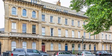 An extremely large flat on Victoria Square with front and back courtyards and massive graden. This flat has a private entrance and is offered furnished.**Video tour available** - Photo 5