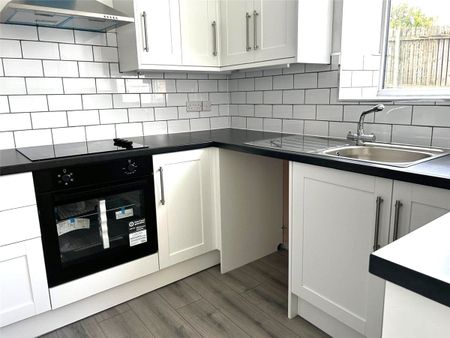 *UNEXPECTEDLY BACK AVAILABLE TO LET* Available now, Ouzelwell Hall Farm Cottage is a recently refurbished, two bedroomed semi-detached character cottage situated in a semi-rural location within the popular town of Dewsbury. - Photo 5