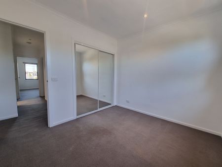 3 Bedroom Townhouse Walk to Westall Station - Photo 5