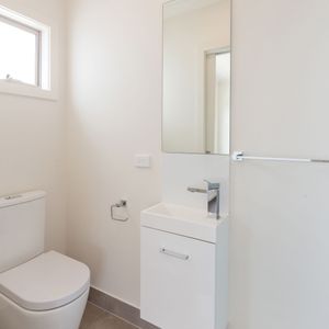 Studio Apartment Electricity & Water Included! - Photo 2