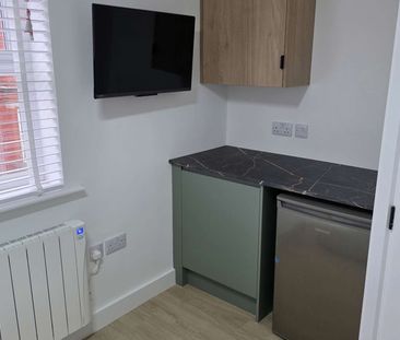Beautifully presented studio style en-suite room Room 2 - Photo 6
