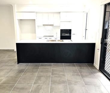 EXTRA UNDERCOVER PARK AT BACK OF UNIT-SPACIOUS 4 BED TOWNHOUSE WITH... - Photo 6