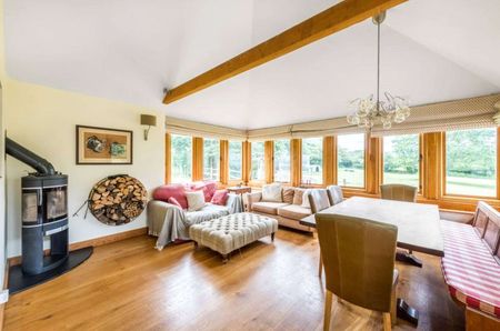 A charming character family home tucked away on the edge of Speldhurst village. - Photo 2