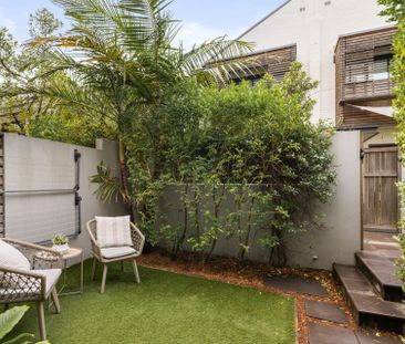 Boutique Townhouse in quiet, convenient location - Photo 6