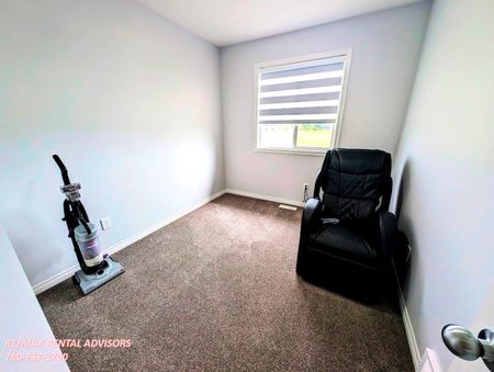EXECUTIVE 3 BED 2.5 BATH, 2 STOREY TOWNHOUSE W/ ATTACHED TANDEM DOUBLE GARAGE IN THE COMMUNITY OF GLENRIDDING - Photo 5