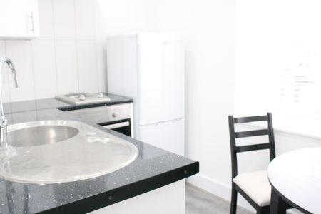 Studio Flat, Russell Street, RG1 - Photo 2