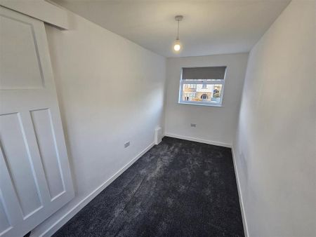 4 bedroom semi-detached house to rent - Photo 4