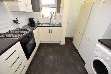 6 bedroom House in Brudenell Mount, Leeds - Photo 4