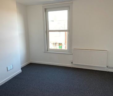 3 Bed Terraced House, Leonard Street, NG6 - Photo 2