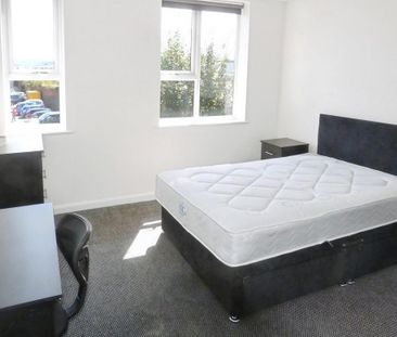 1 bedroom in a flat share to rent - Photo 2