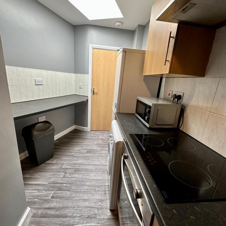 1 bedroom in a house share to rent - Photo 1
