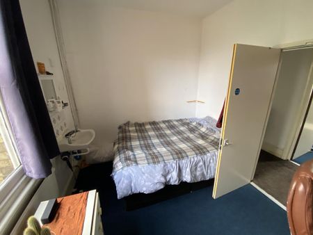 4 bedroom flat to rent - Photo 3