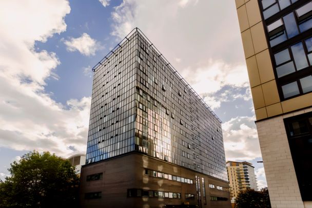 Small Ensuite: Three Bed Flat - Photo 1