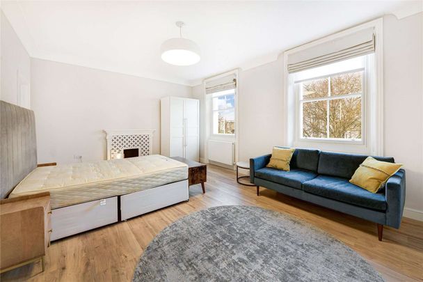 A beautiful studio apartment on this prestigious garden square in the heart of Prime South Kensington. - Photo 1