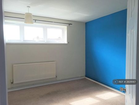3 bedroom flat to rent - Photo 2