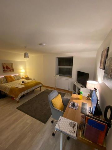 1 bedroom in a house share to rent - Photo 2