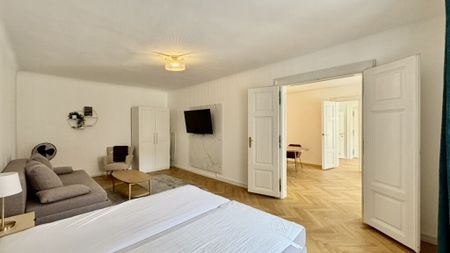Typisch Wiener Altbauflair mit Flügeltüren und Holzkastenfenstern! Hofseitige 2-Zimmer-Wohnung im 4. Liftstock! - Foto 5