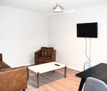 4 bedroom semi-detached house to rent - Photo 3