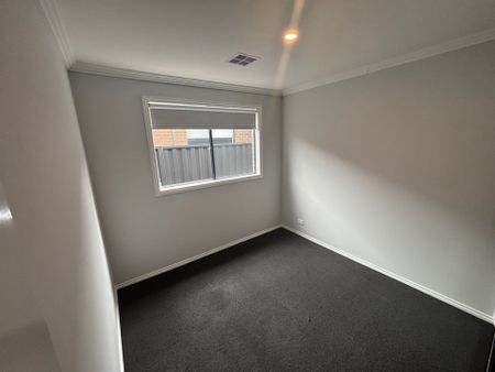 Lush Family Home In Sought After Location - Photo 4