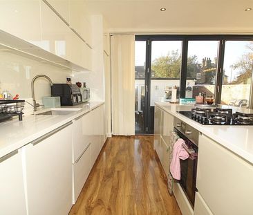 3 Bedroom House - Mid Terrace To Let - Photo 5