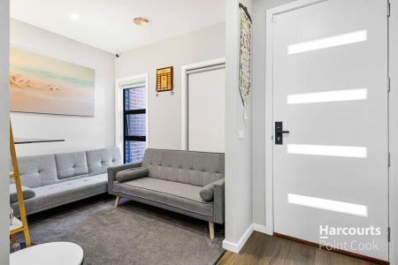 “Energy-Efficient Solar panels (6.6kW) & Effortlessly Stylish - Family Home in Tarneit!!” - Photo 2