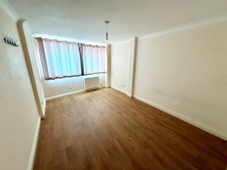 2 Bedroom Flat / Apartment - Lodge Road, Southampton - Photo 4