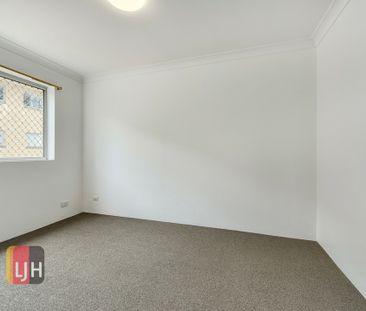 FRESHLY UPDATED & AIR CONDITIONED TWO BEDROOM UNIT ! - Photo 5