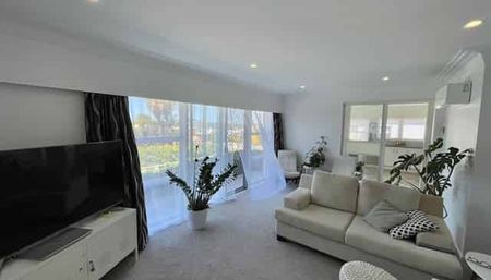 Newly Renovated Two Bedroom Home With Sea Views In Milford - Photo 3