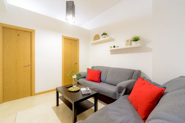 Nice attic room in Madrid - Photo 1