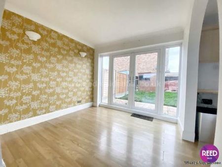 3 bedroom property to rent in Canvey Island - Photo 3