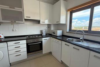 Apartamento T2 bem localizado em condomínio com piscina e garagem privada.