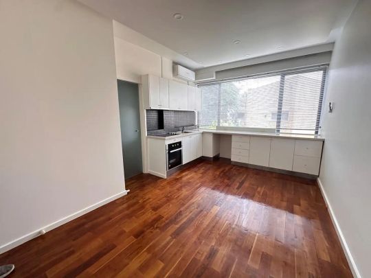 “Immaculate sun filled apartment in prefect location” - Photo 1