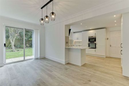 A large five bedroom family home set in a sought after residential development close to Cobham Free School and ACS Cobham. - Photo 4