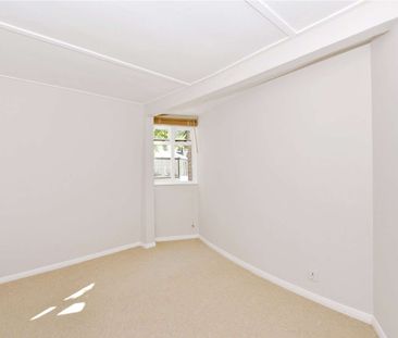 A spacious two bedroom detached cottage in the village of Cookham Dean - Photo 2