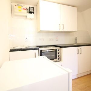 Hanger Lane, London - Photo 2