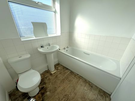 Carr Manor Crescent, Leeds, West Yorkshire - Photo 4