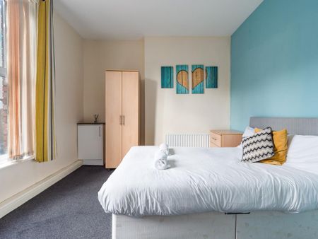 3 bedroom flat to rent - Photo 2