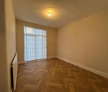 Bird Hall Lane, Stockport SK3, London - Photo 3