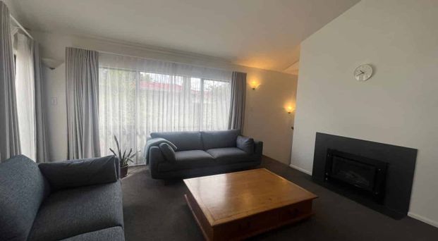 Spacious 3-Bedroom Home with Double Garage in Henderson - Photo 1