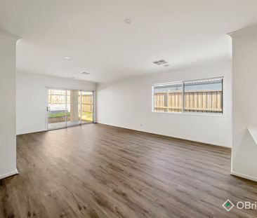 Near New in Crownlea! - Photo 1