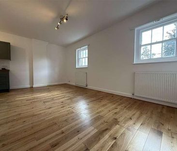 The Lodge, Western Road, Crediton, Devon, EX17 - Photo 2