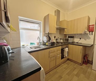 1 bedroom in a flat share to rent - Photo 2