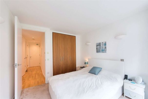 One bedroom apartment with views of the Thames, located in New Providence Wharf. - Photo 1