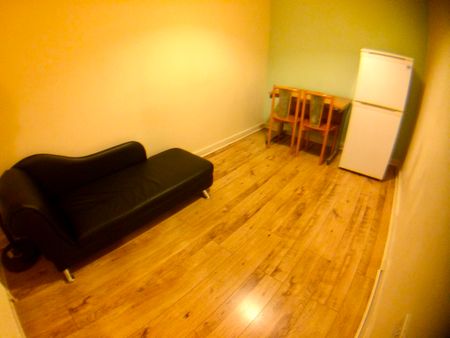 Centrally Situated 2 Bedroom Flat To Let at Bargain Price in Orpington - Photo 3