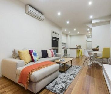 Elegant, stylish home - Located right in the heart of Yarraville Vi... - Photo 2