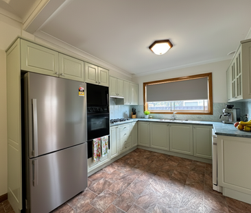 MULTI LIVING FAMILY HOME! - Photo 3