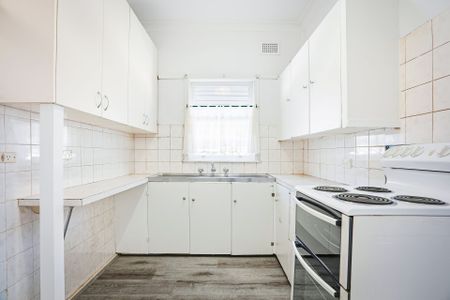 Freshly painted & featuring brand new flooring! - Photo 4