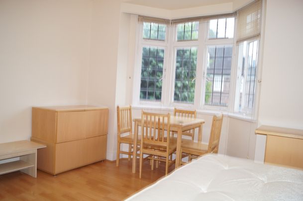 3 Bed Flat, Golders Court, NW11 - Photo 1